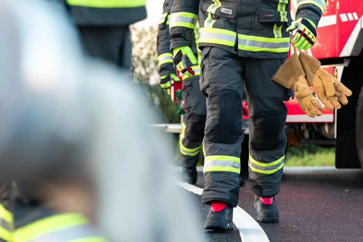 Panică pe autostrada A3: O mașină a fost mistuită de flăcări din mers