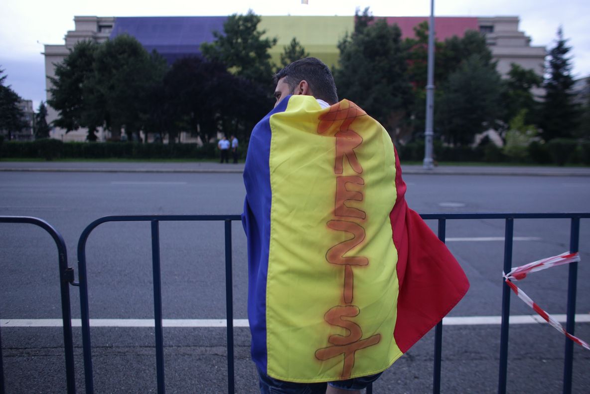 Miting în Piața Victoriei înainte de votul pe moțiune: susținătorii lui Bolojan, chemați în stradă și la Oradea