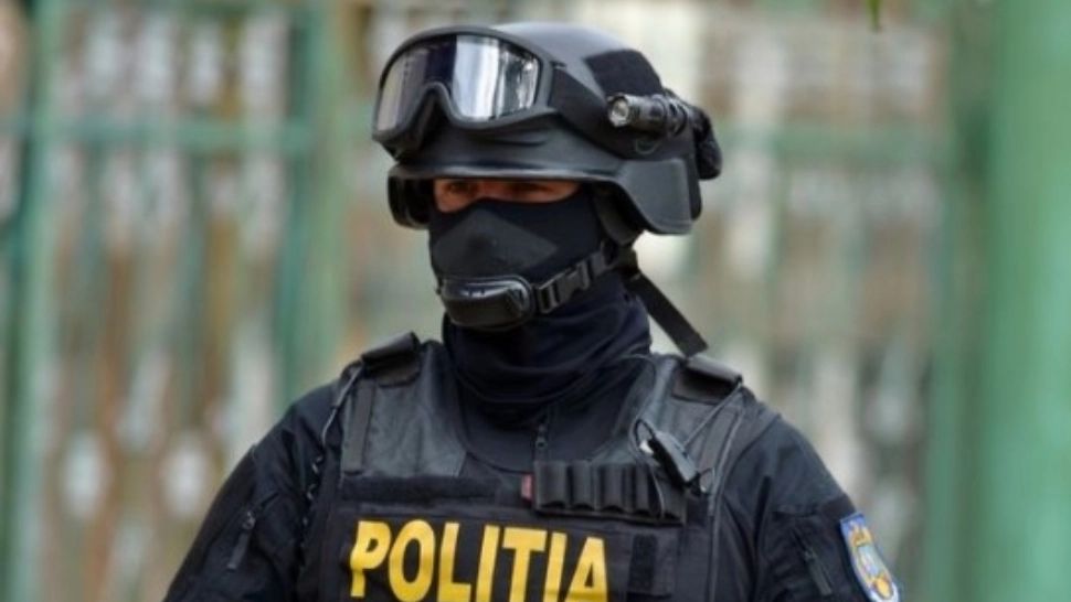 Scene incredibile la Ploiești: și-a dat jos fosta iubită de la volan și i-a furat mașina. A fost prins rapid de polițiști