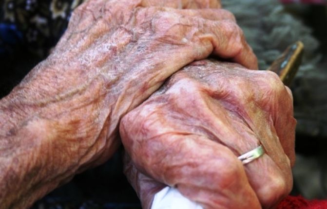 Femeie de 80 de ani, tâlhărită în propria casă