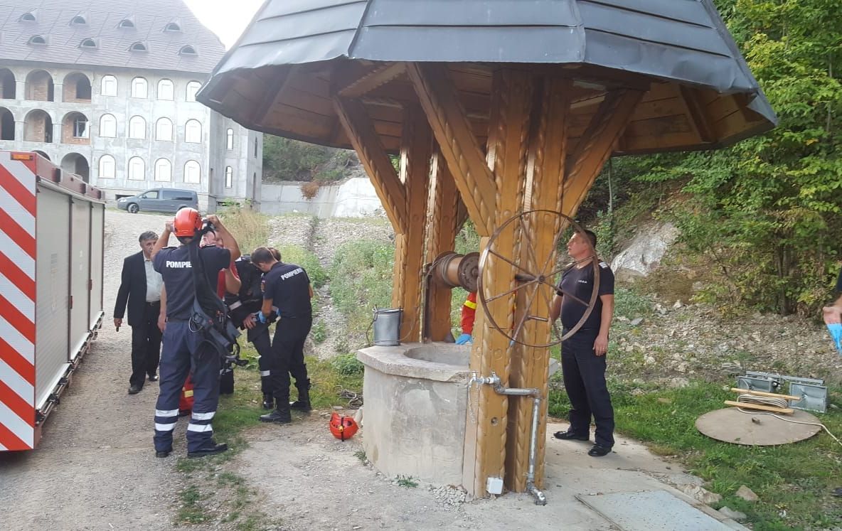 Cadavrul unui bărbat, scos din fântână (FOTO)