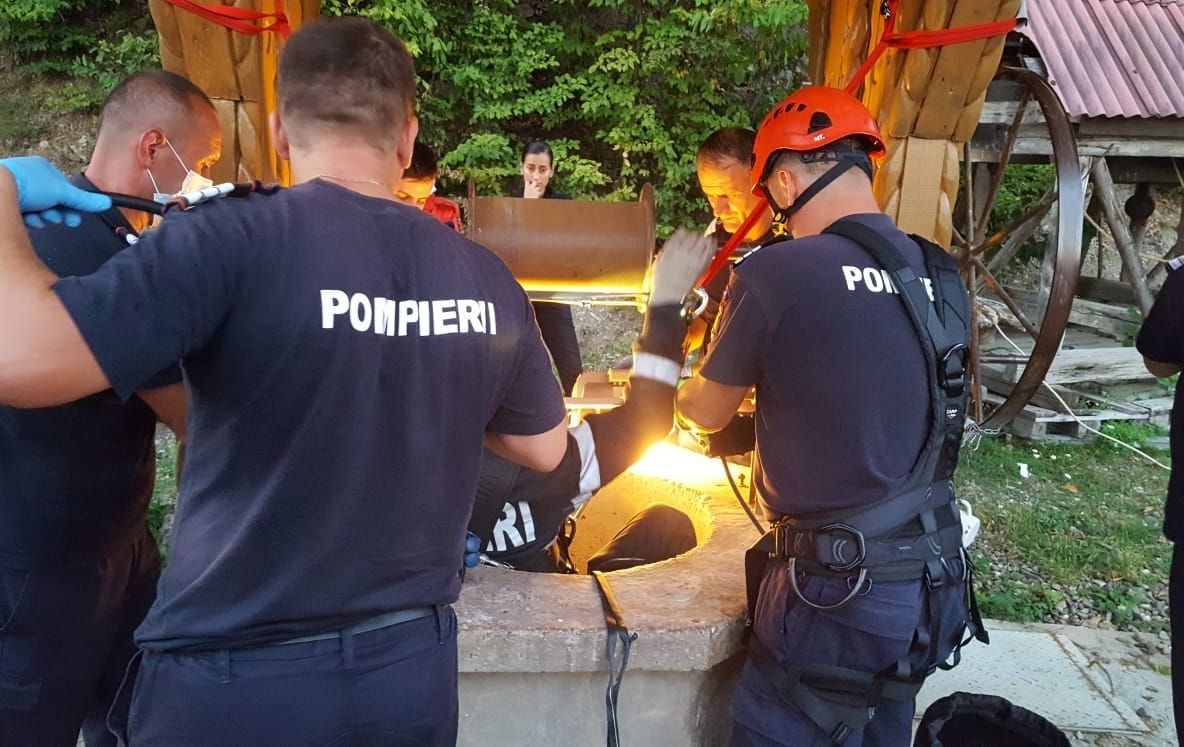 Femeie salvată după ce a căzut într-o fântână adâncă de 25 de metri