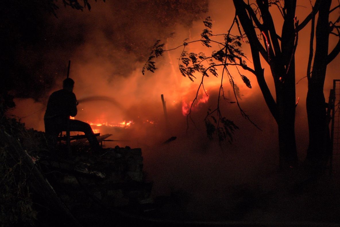 Un incendiu a mistuit o gospodărie din Piatra-Neamț (FOTO)