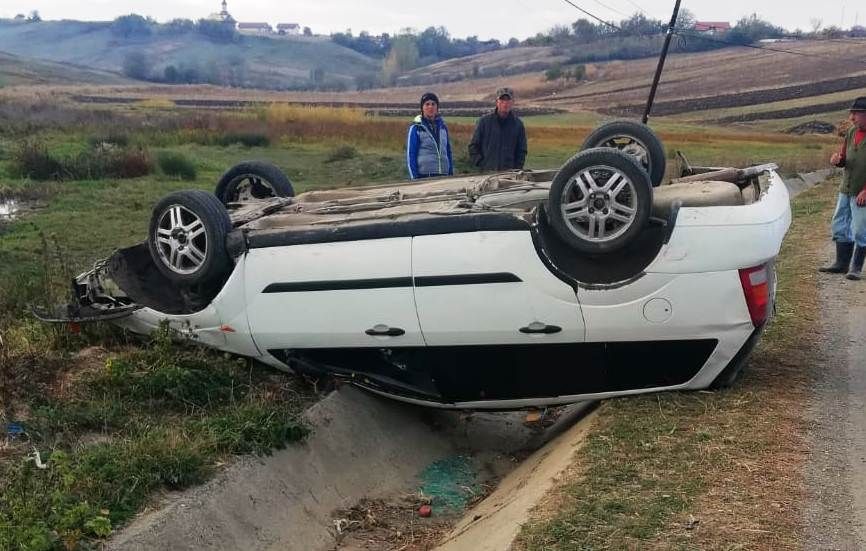 Fără permis și sub influența băuturilor alcoolice, s-a răsturnat cu mașina (FOTO)