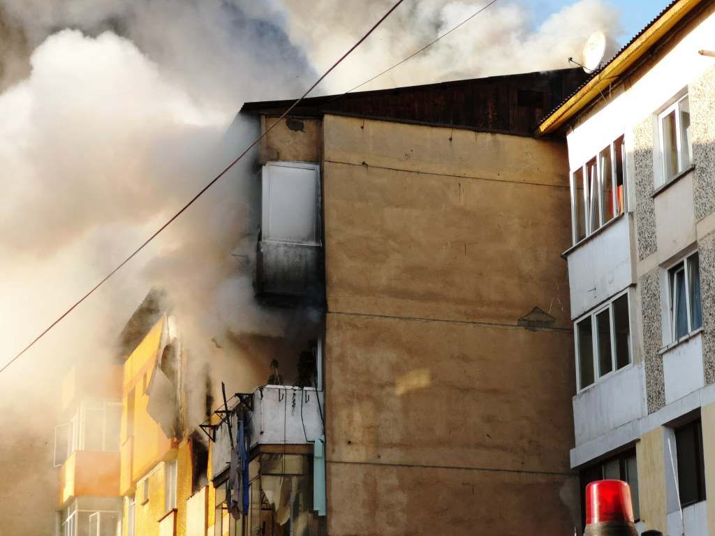 Locatarii blocului unde a avut loc explozia şi-au petrecut noaptea la rude