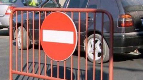 Trafic restricționat pe o stradă din Roman