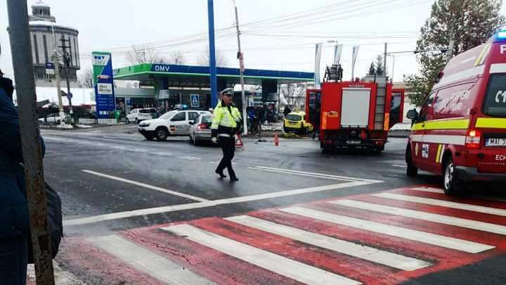 Accident cu victimă încarcerată la Roman (FOTO)