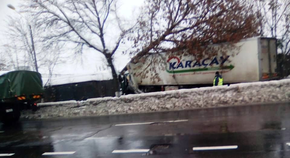 Accident cu două victime provocat de un șofer de TIR neatent