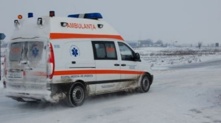 Două mașini răsturnate după ce șoferii nu au adaptat viteza la condițiile de drum