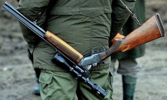 Percheziții la trei vânători italieni, cazați în Gârcina. Ce au găsit polițiștii