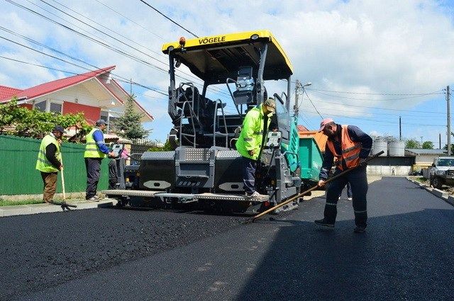 Toamna se numără metri pătrați de covor asfaltic, aproximativ 100.000, în Piatra-Neamț