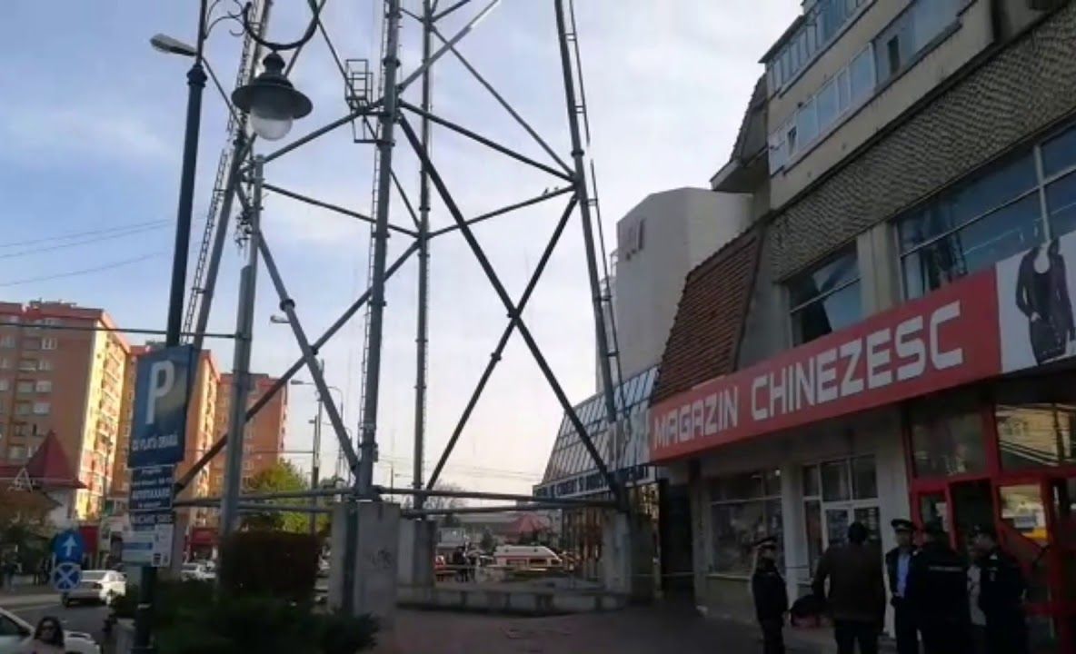 Un bărbat amenință că se aruncă de pe stâlpul telegondolei (FOTO-VIDEO)