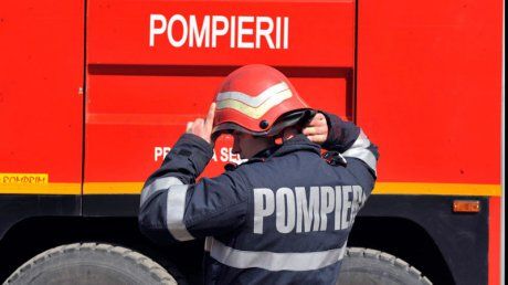 O mașină a luat foc în parcarea unui supermarket din Piatra-Neamț