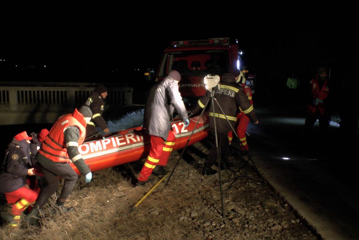 O tânără s-a aruncat, de pe pod, în canalul Bistrița (FOTO)