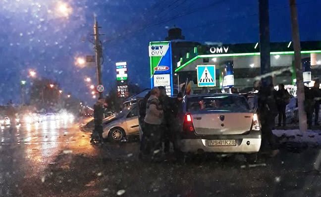 Trei tineri au ajuns la spital după un accident în Roman
