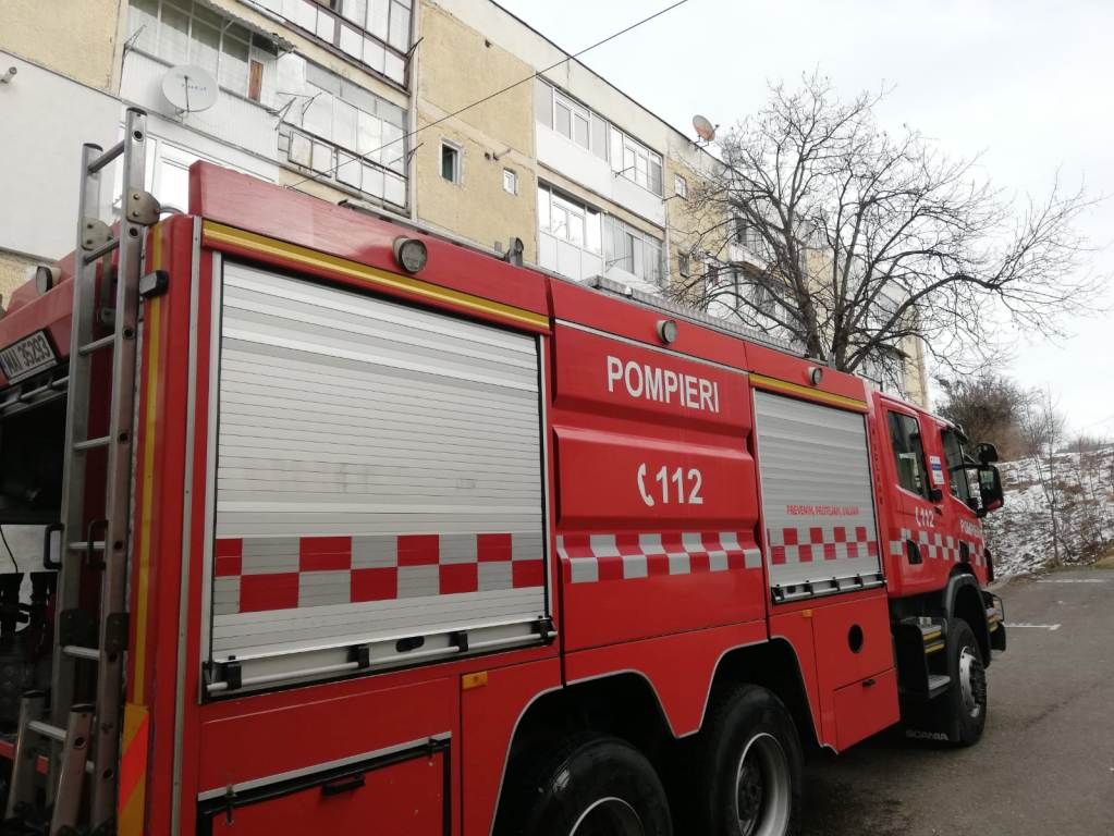 Bătrână de 102 ani, căzută în locuință, salvată de pompieri