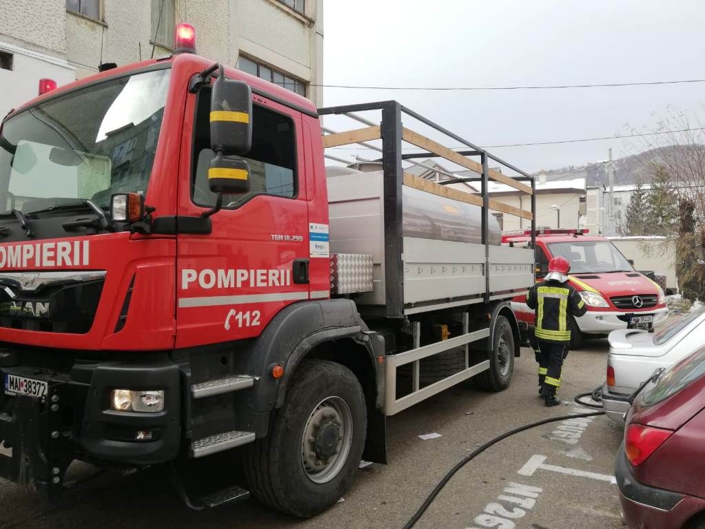 Incendiu la un bloc din Piatra-Neamț. Focul a fost pus intenționat (FOTO)