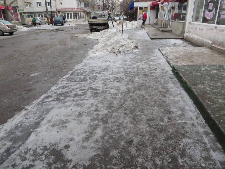 Atenție pietoni! Patinoare pe trotuare