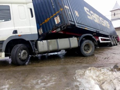 Drum blocat de un TIR care a derapat