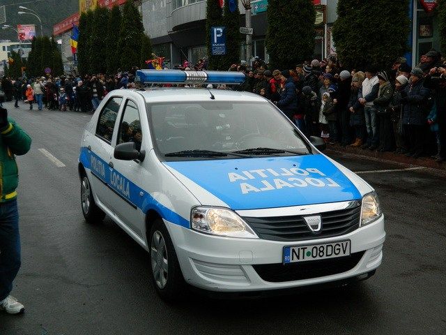 Poliţist local în uniformă, prins beat la volanul mașinii de serviciu