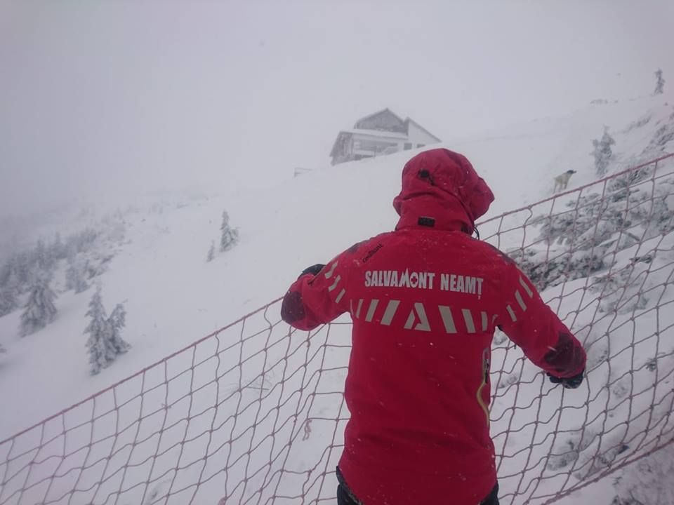 Salvamont Neamț: ”Pericol de avalanșă în Ceahlău! Respectați avertizările noastre!”