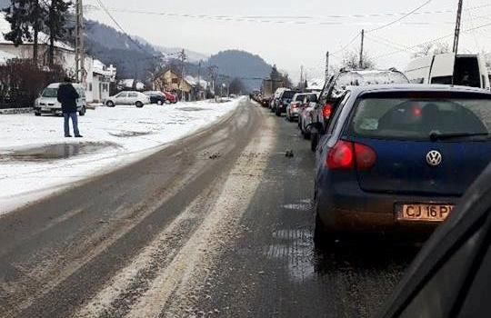 Trafic blocat pe un drum din Neamț după un accident rutier (FOTO)