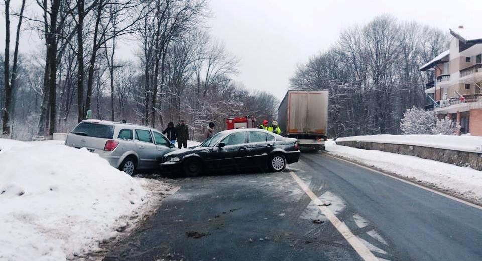 Circulație blocată pe un sens după o tamponare la Gâdinți (FOTO)