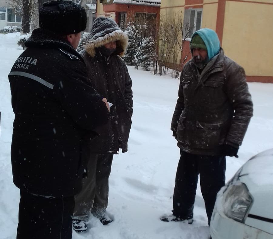 Salvaţi din calea gerului! Poliţiştii locali au adunat persoanele fără adăpost de pe străzi