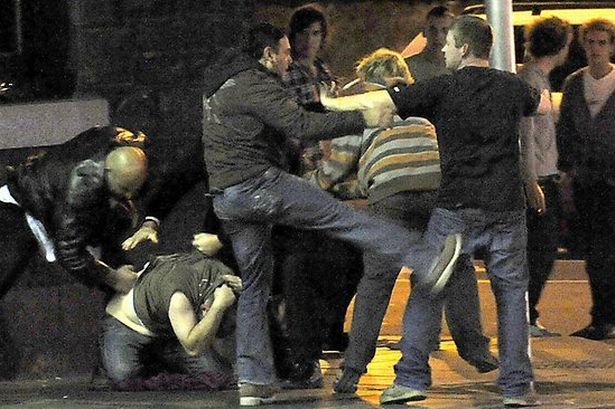 Cei 12 bătăuși din Săbăoani au fost arestați