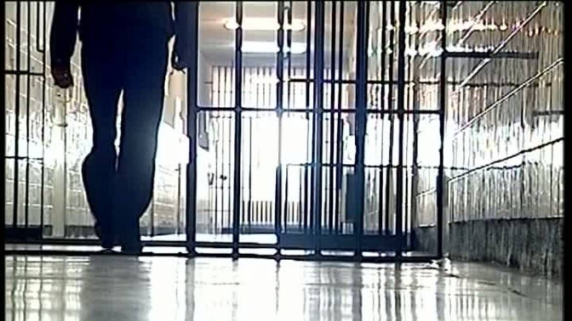 Doi bărbați din Roman încarcerați pentru furt și tâlhărie