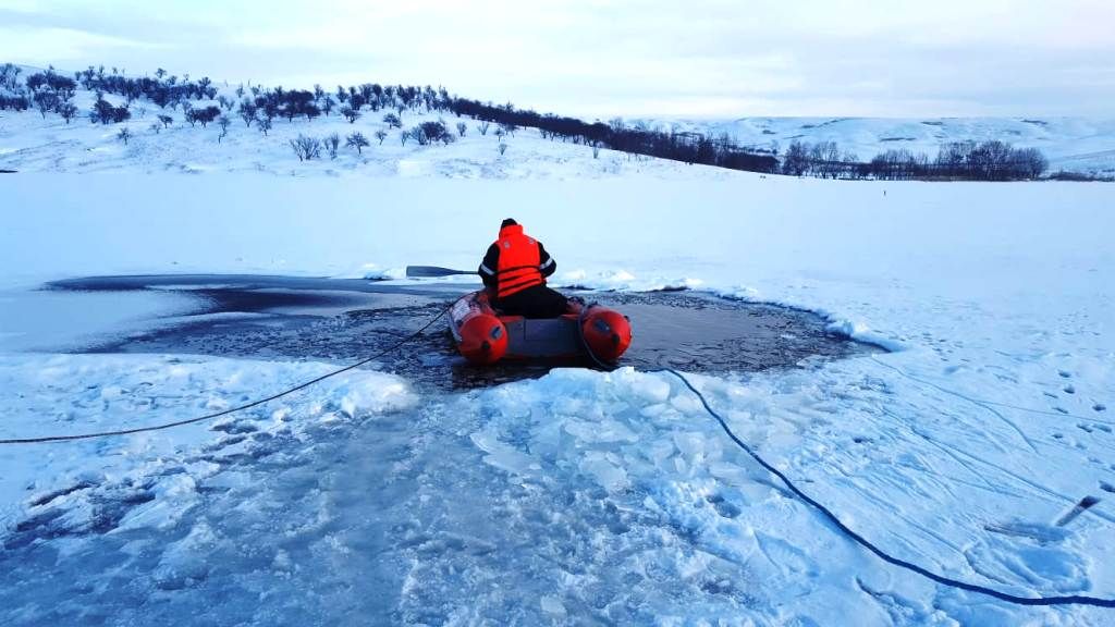A murit după ce a căzut într-un iaz îngheţat (FOTO)