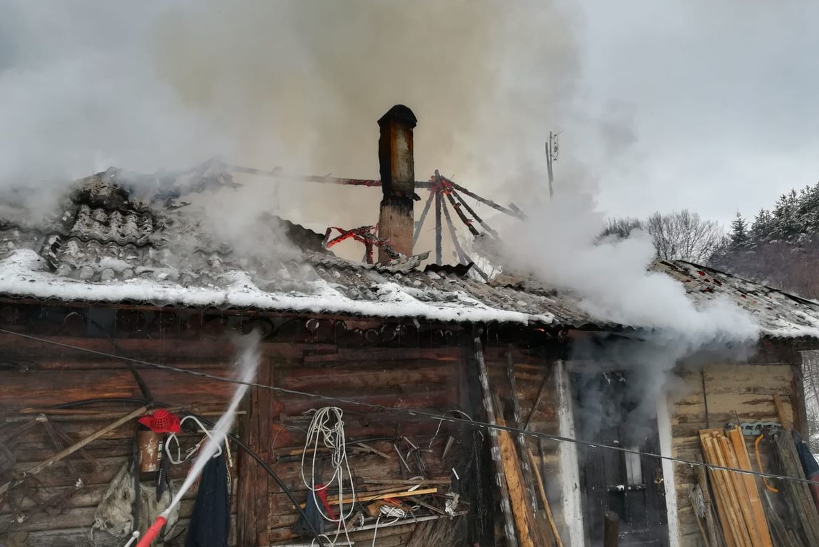 O femeie a ajuns la spital, cu arsuri, după un incendiu la locuința acesteia (FOTO)
