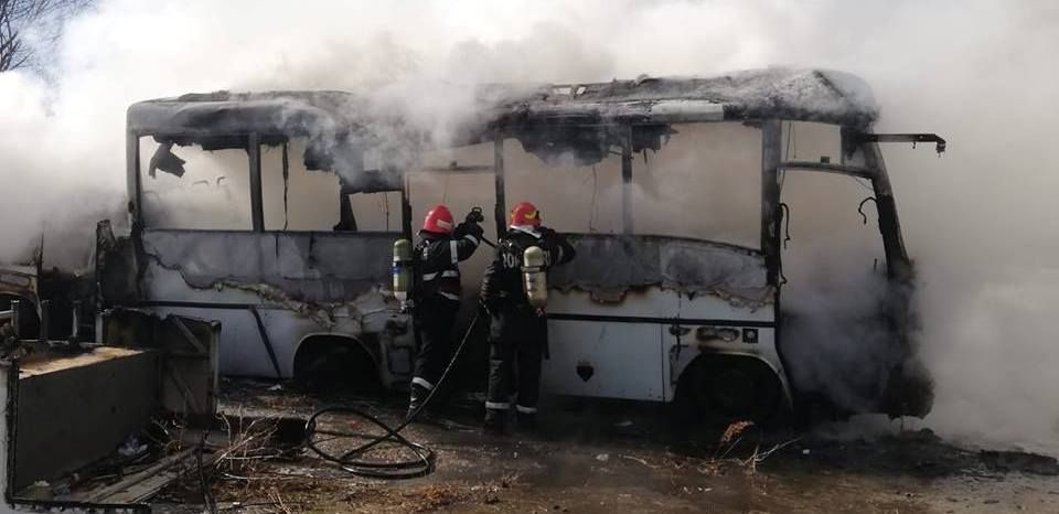 Incendiu la două autobuze dezafectate în Piatra-Neamț (FOTO)