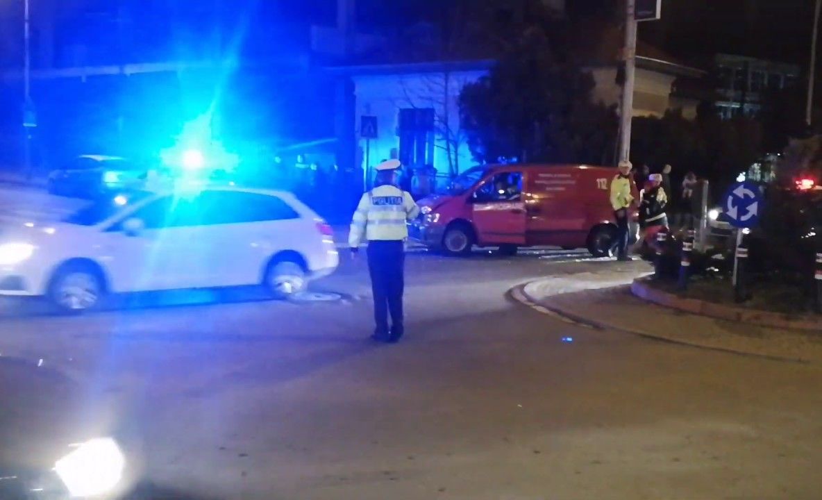Autospecială de descarcerare, implicată într-un accident (FOTO-VIDEO)
