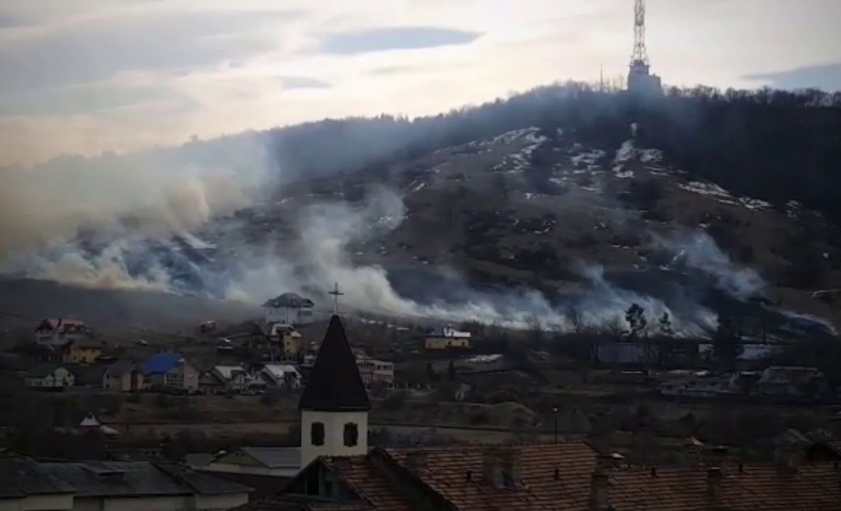 Incendiu pe dealul Pietricica din Piatra-Neamț (FOTO-VIDEO)