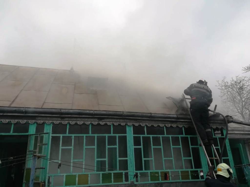 Explozie butelie urmată de incendiu la o locuință