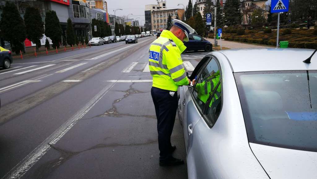 Peste 70 de mașini cu numere străine, verificate de polițiștii nemțeni