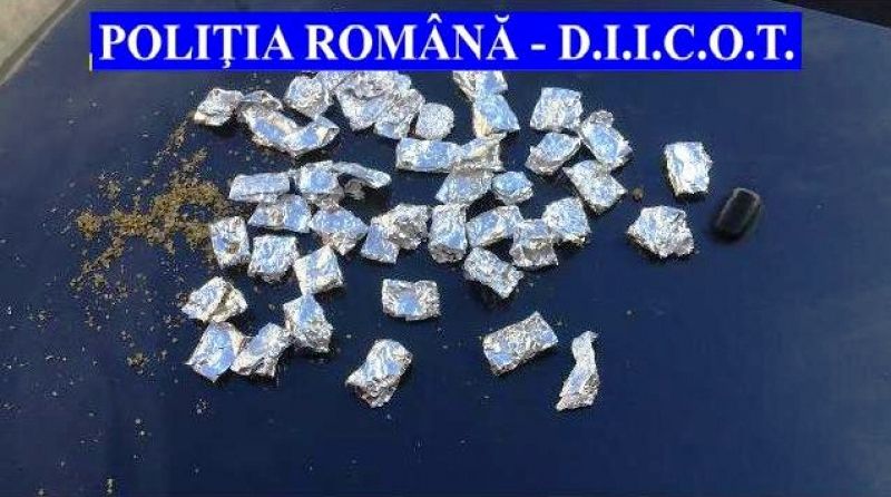 Percheziții, flagrant și șase rețineri într-un dosar de trafic de droguri (FOTO)