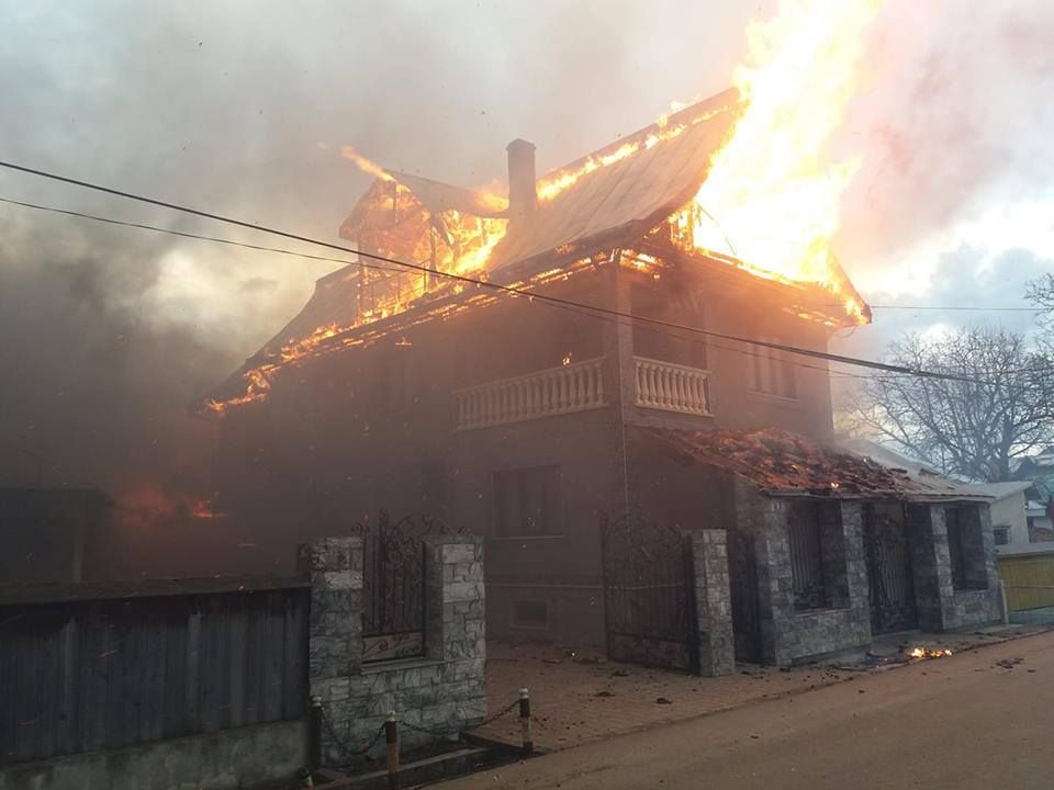 Două gospodării au fost afectate de un incendiu violent (FOTO)