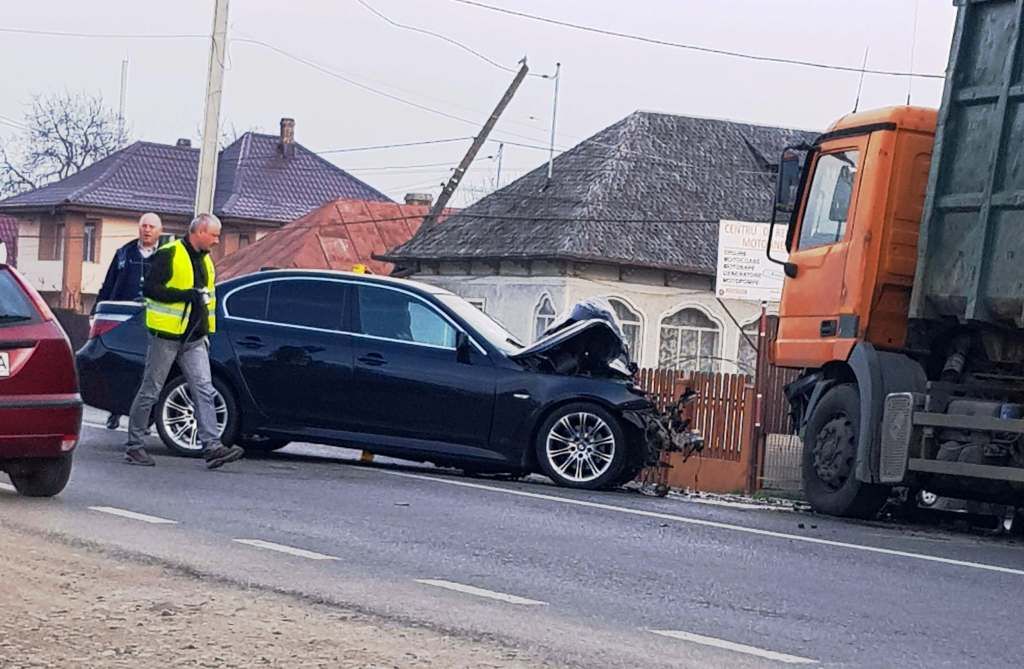 Accident la Roznov. Șoferul a adormit la volan (FOTO)