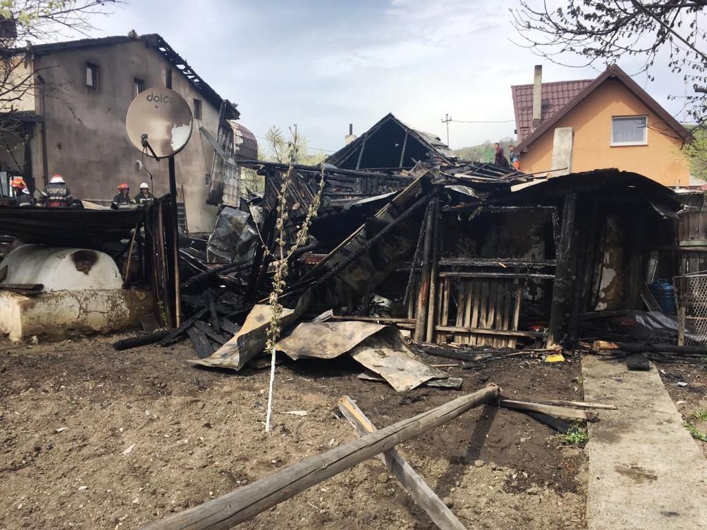 Două locuințe și o anexă, afectate de un incendiu. 3 persoane cu atac de panică (FOTO)