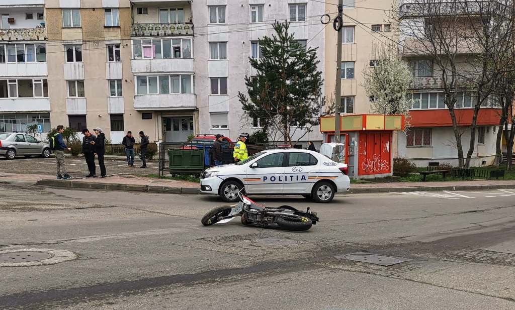 Accident în Piatra-Neamț. Motociclist lovit de o mașină (FOTO)
