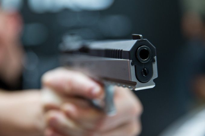 Din joacă, un puști de 17 ani și-a împușcat prietenul în picior