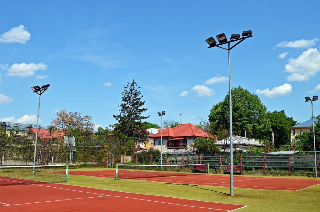 Program special de Paște la terenurile de tenis și minifotbal din Roman
