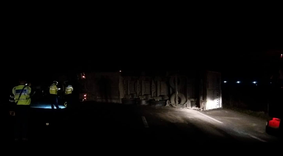 Accidentul de aseară: Șoferul TIR-ului a intrat pe contrasens (FOTO)