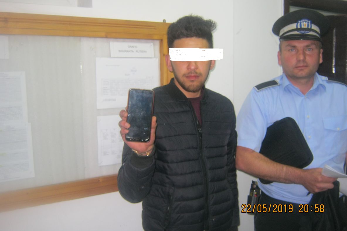 Tinerii care au furat telefonul unei fetițe de 12 ani, prinși de polițiștii locali