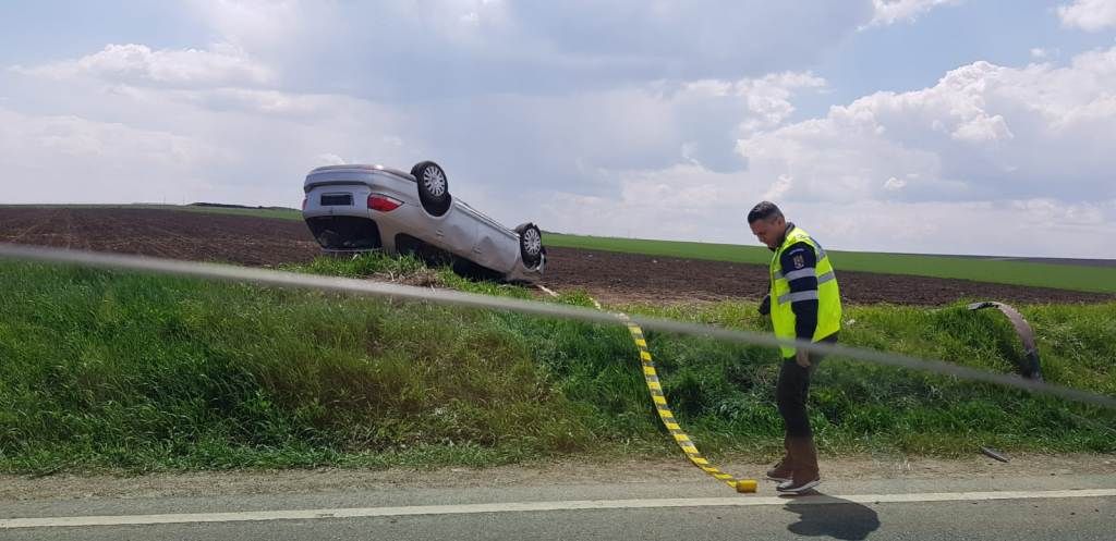 Mașină răsturnată în afara localității Girov (FOTO)