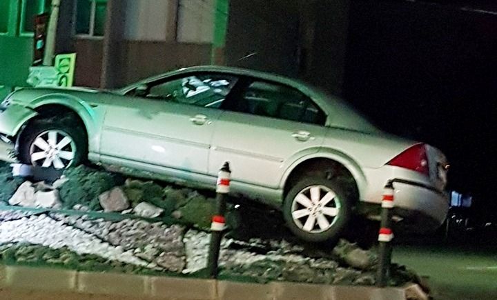 Un șofer beat a rămas suspendat cu mașina pe sensul giratoriu (FOTO)