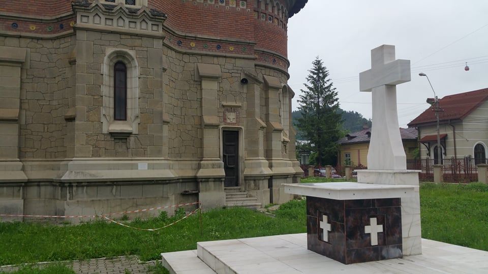 S-a suit dezbrăcat pe crucea unei biserici și a început să se roage