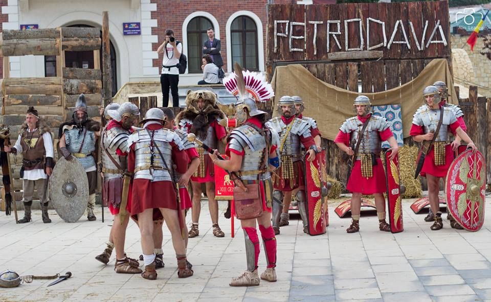 Incursiune în timp alături de fioroșii războinici daci, legionarii romani, gladiatorii și nimfele dace la Festivalul Dacic Petrodava